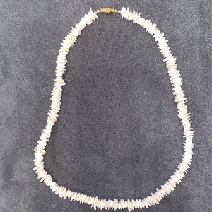 ⭐️ 3/$10 VINTAGE pink and white shell necklace. 1980s.